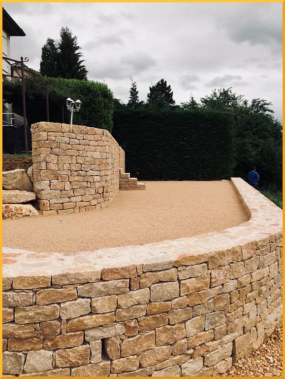 Aménagement extérieur réalisé en pierres dorées