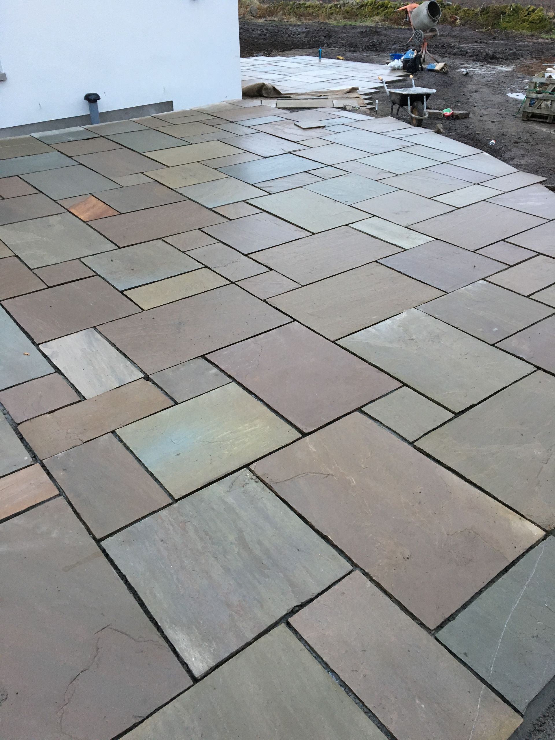 Gros plan sur les pavés en pierre d'une terrasse extérieure