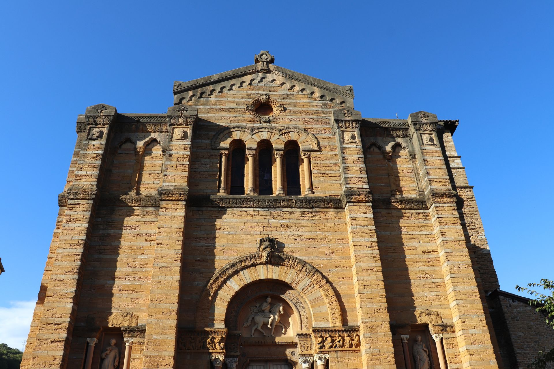 Prise de vue en contreplongée d'une église en pierre dorée