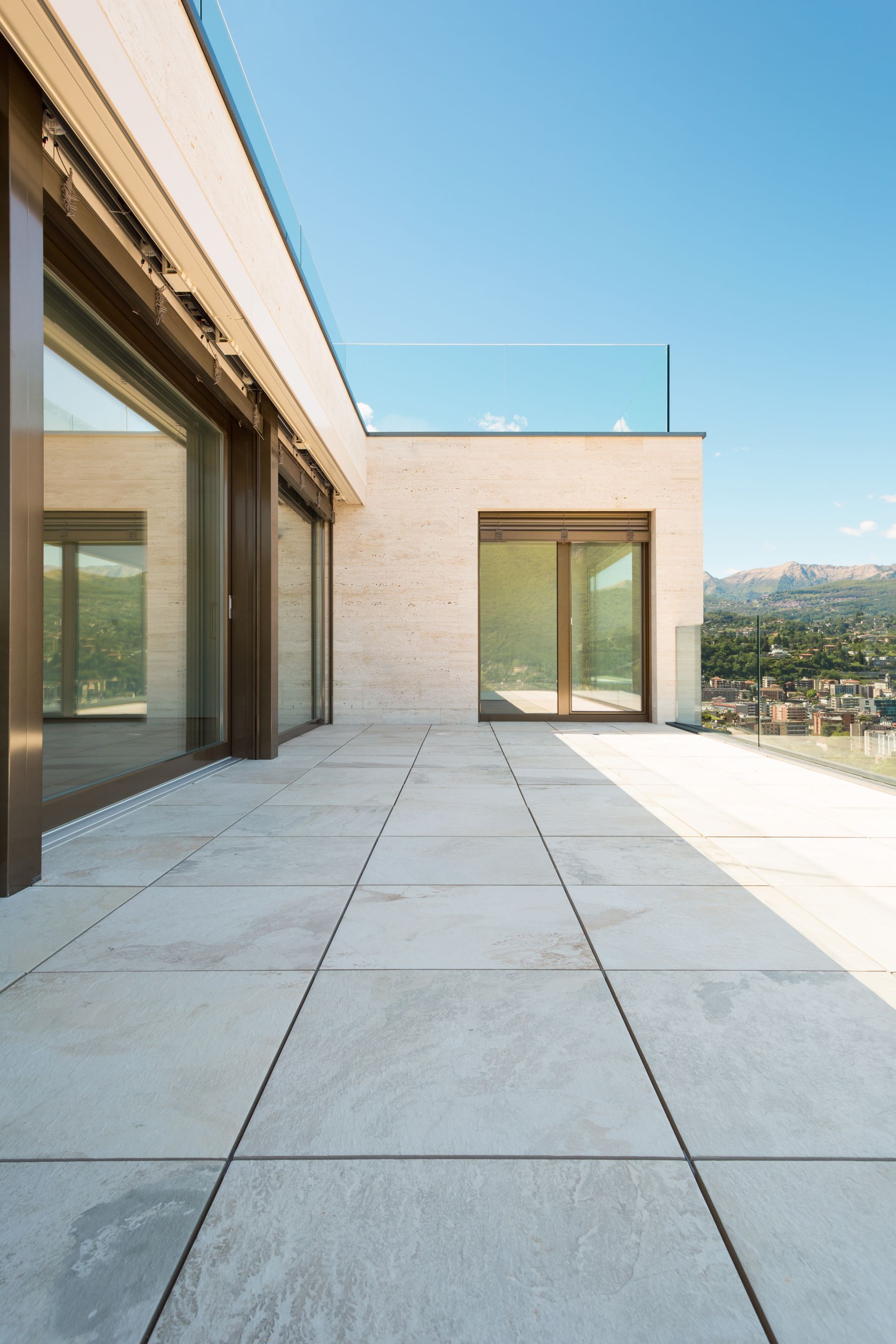 Gros plan sur la terrasse carrelée d'une maison individuelle moderne