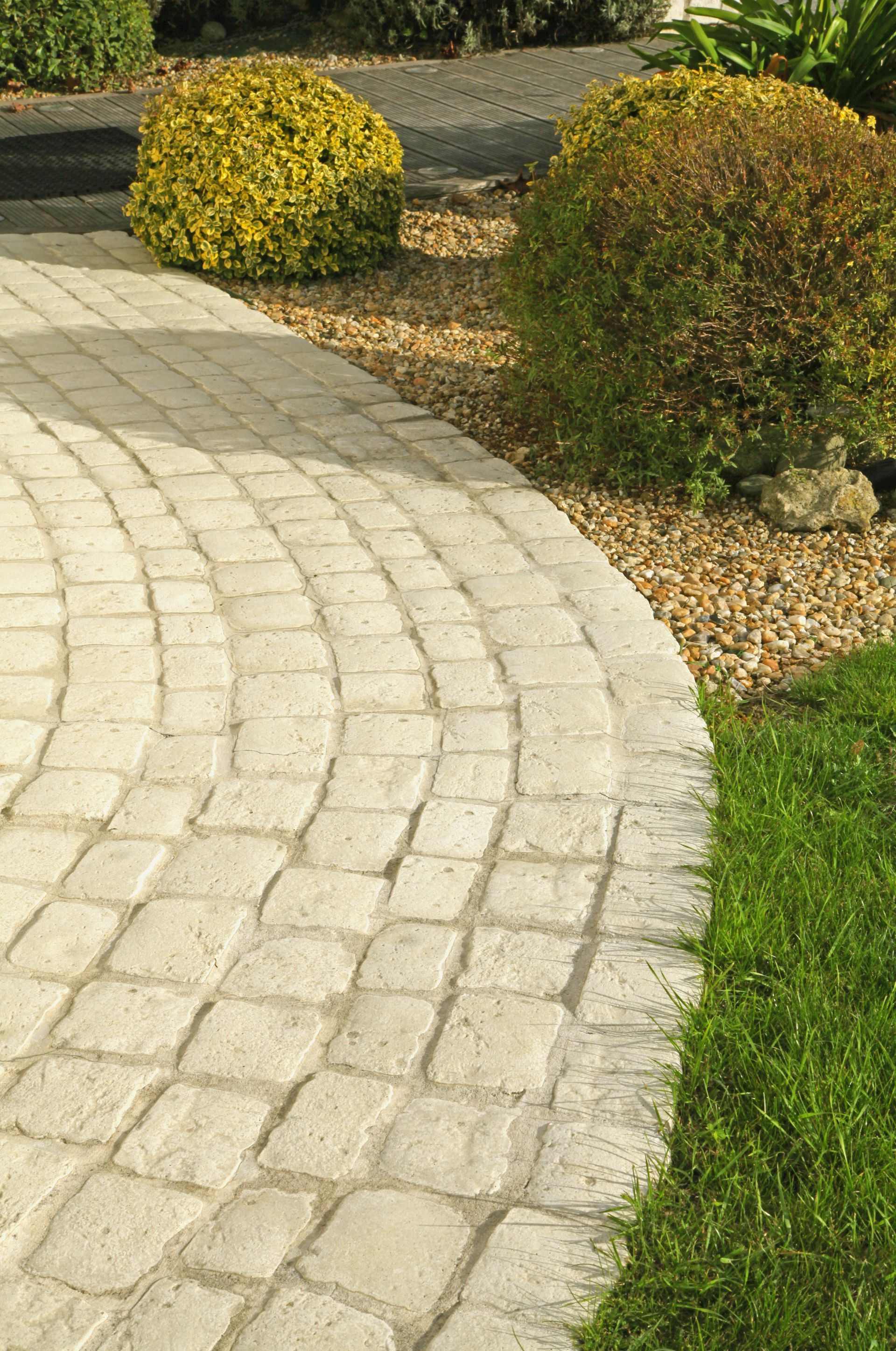 Gros plan sur un chemin carrossable en pavés de couleur blancs