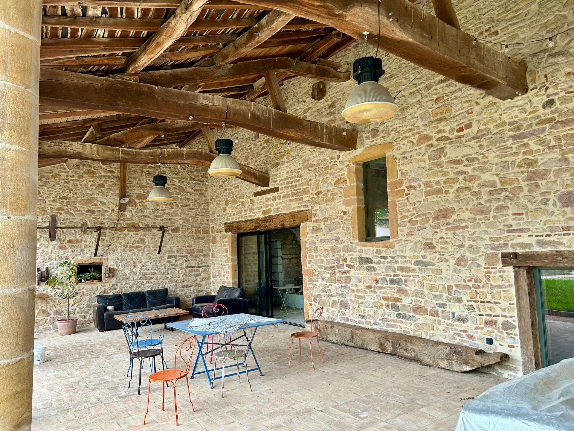 La main d'un ouvrier du bâtiment tenant une truelle avec de l'enduit à la chaux