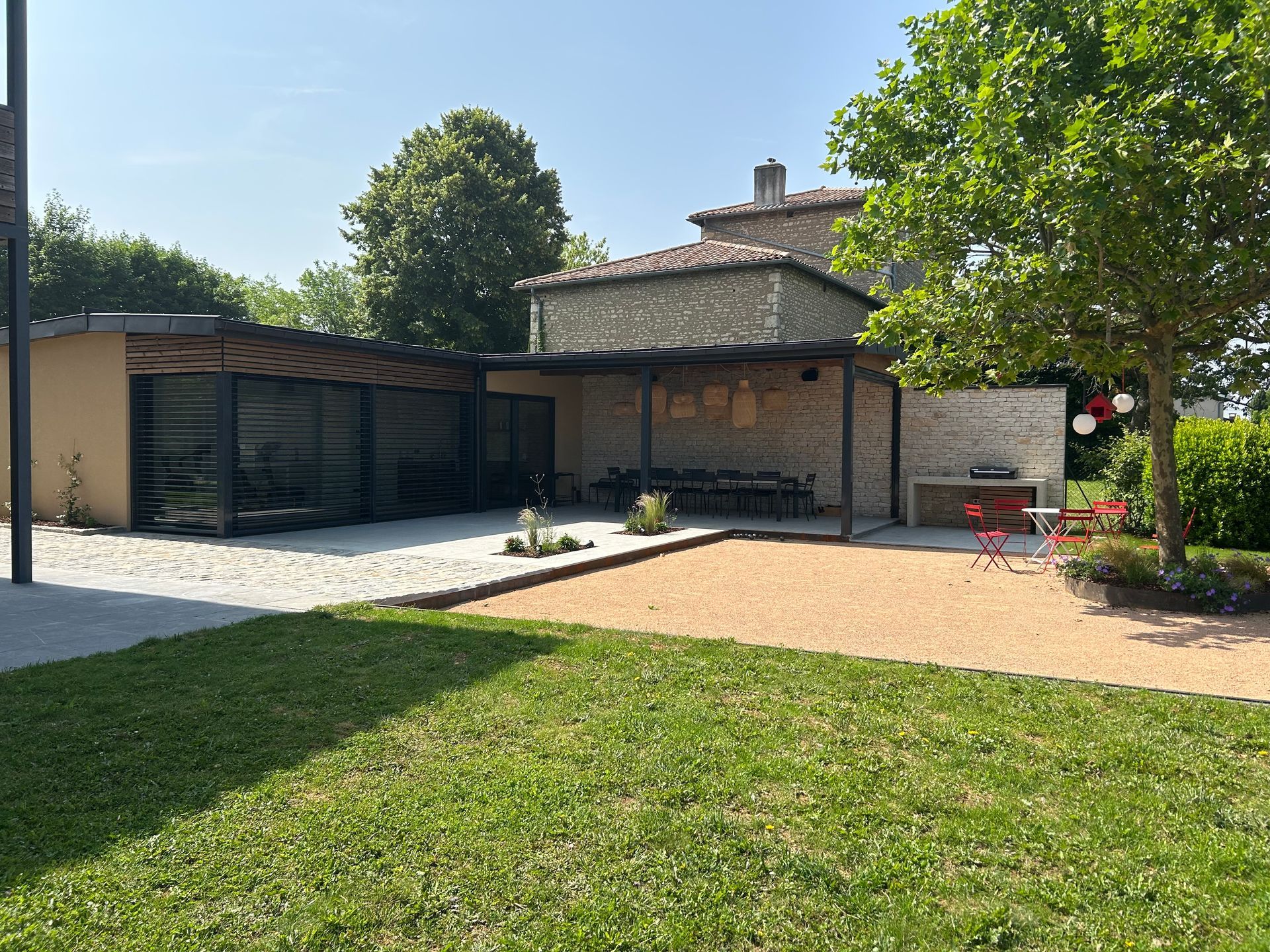 Ouvrier du bâtiment posant les dalles d'une allée en pierre