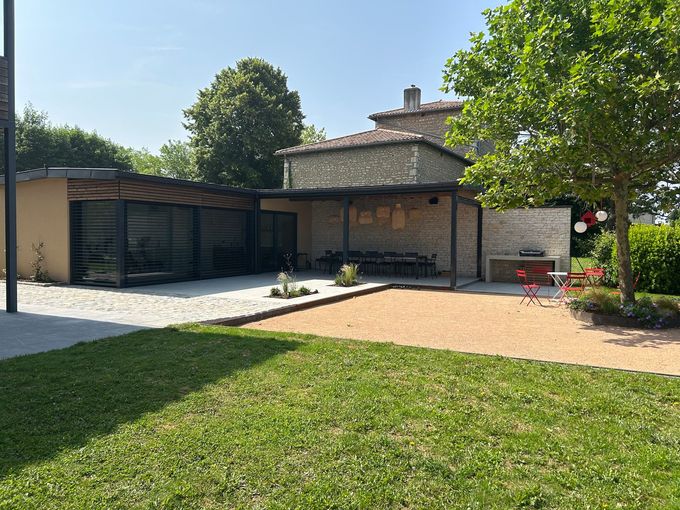 Ouvrier du bâtiment posant les dalles d'une allée en pierre