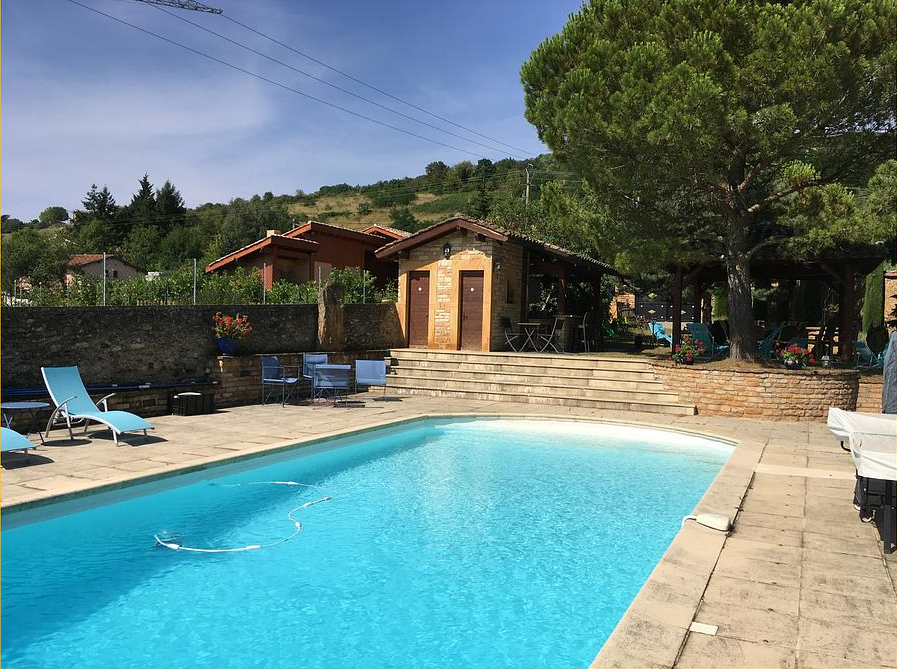 Aménagement d'une piscine extérieure avec une dépendance pour les vestiaires