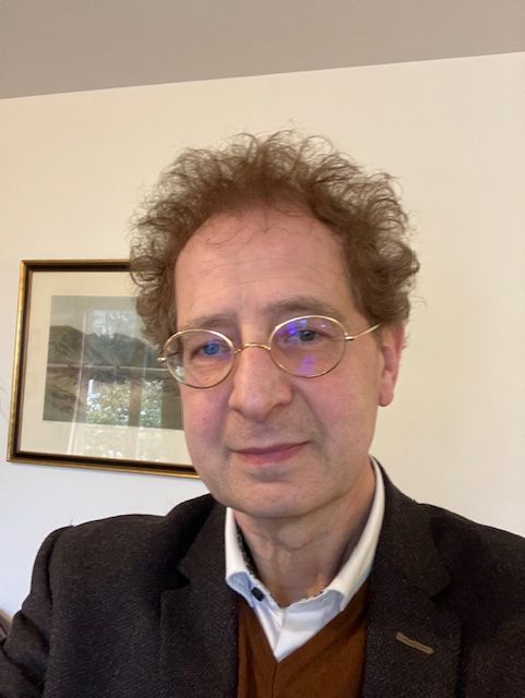 Maître Mons avec ses lunettes