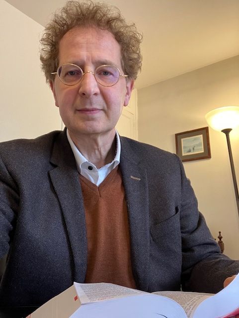 Le Maître qui regarde dans la caméra