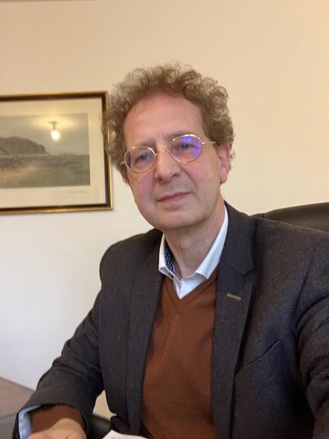 Maître Henry Mons qui regarde dans la caméra