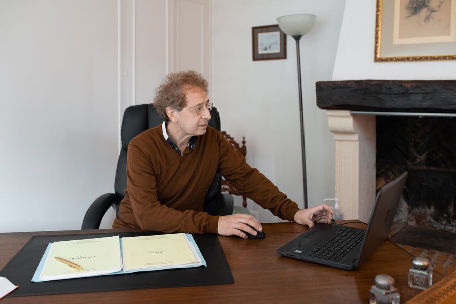 L'avocat Maître Henry Mons consulte son ordinateur