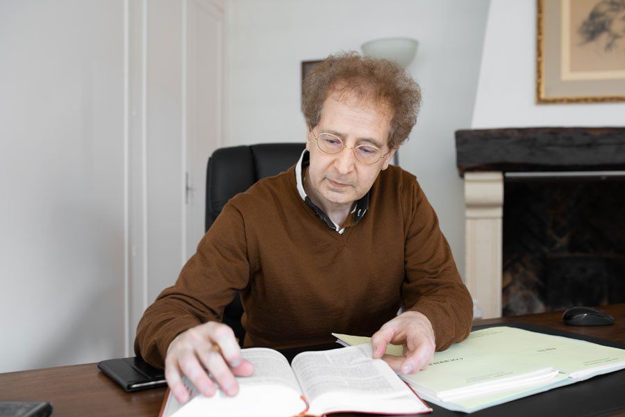 Maître Henry Mons qui lit un livre