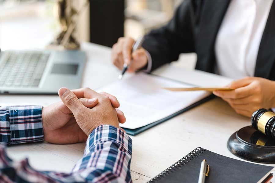 Un avocat discute d'un dossier avec un client