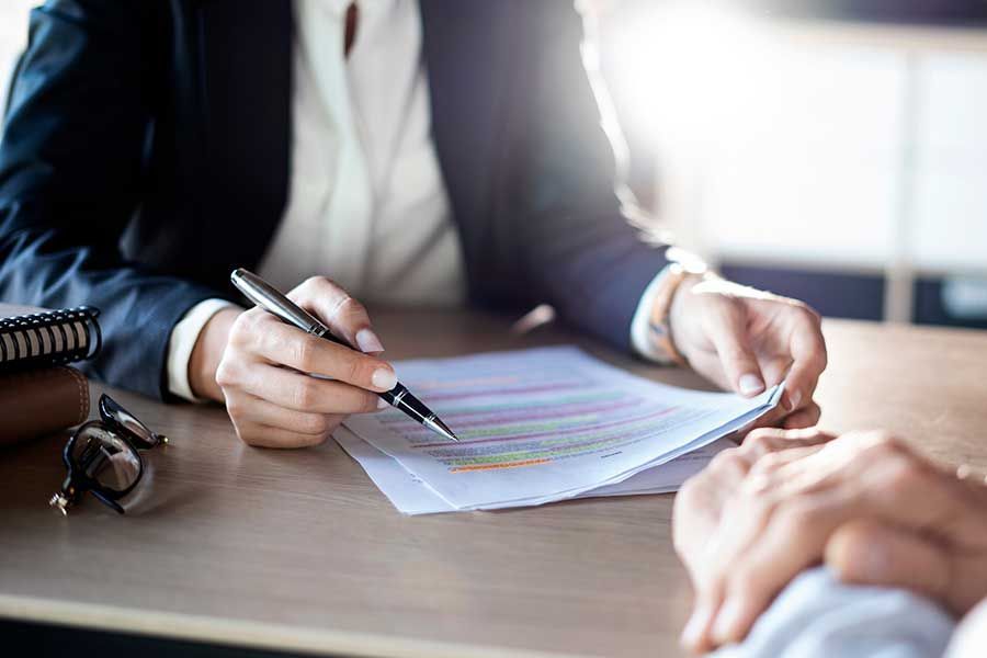 Un avocat lit une feuille avec du texte surligné