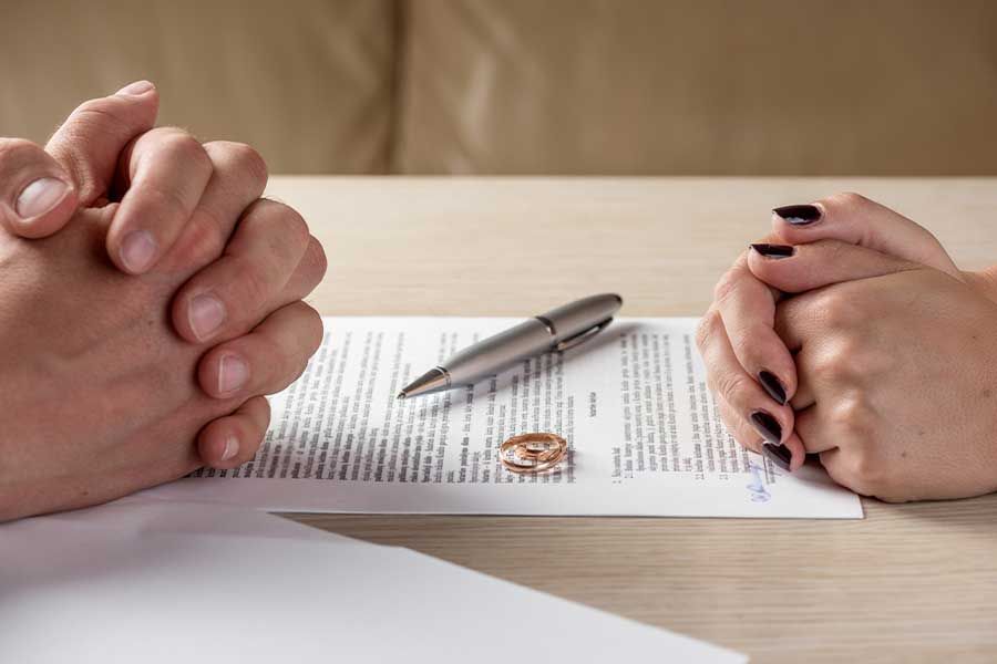 Deux personnes devant un contrat de divorce