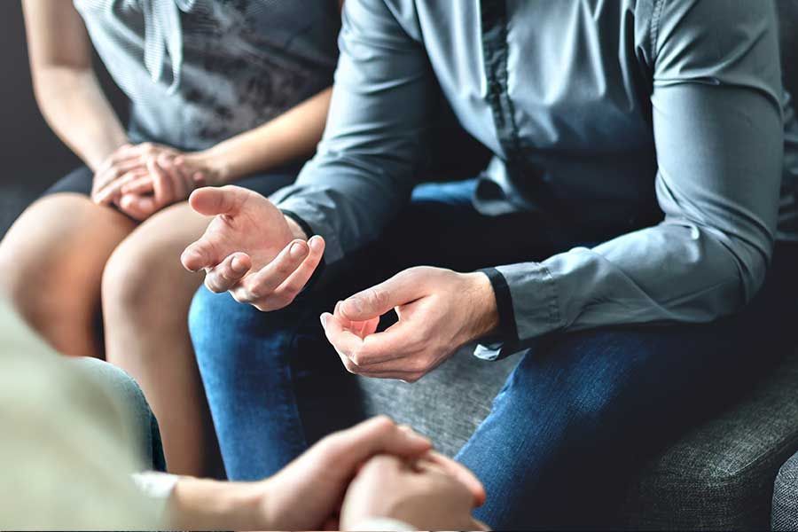 Deux parents discutent avec un avocat