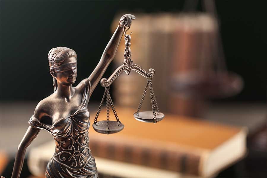 Statue d'une femme représentant la justice et tenant une balance