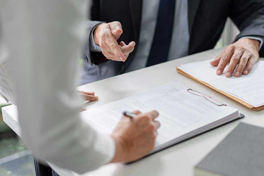 Un avocat explique un contrat à un client