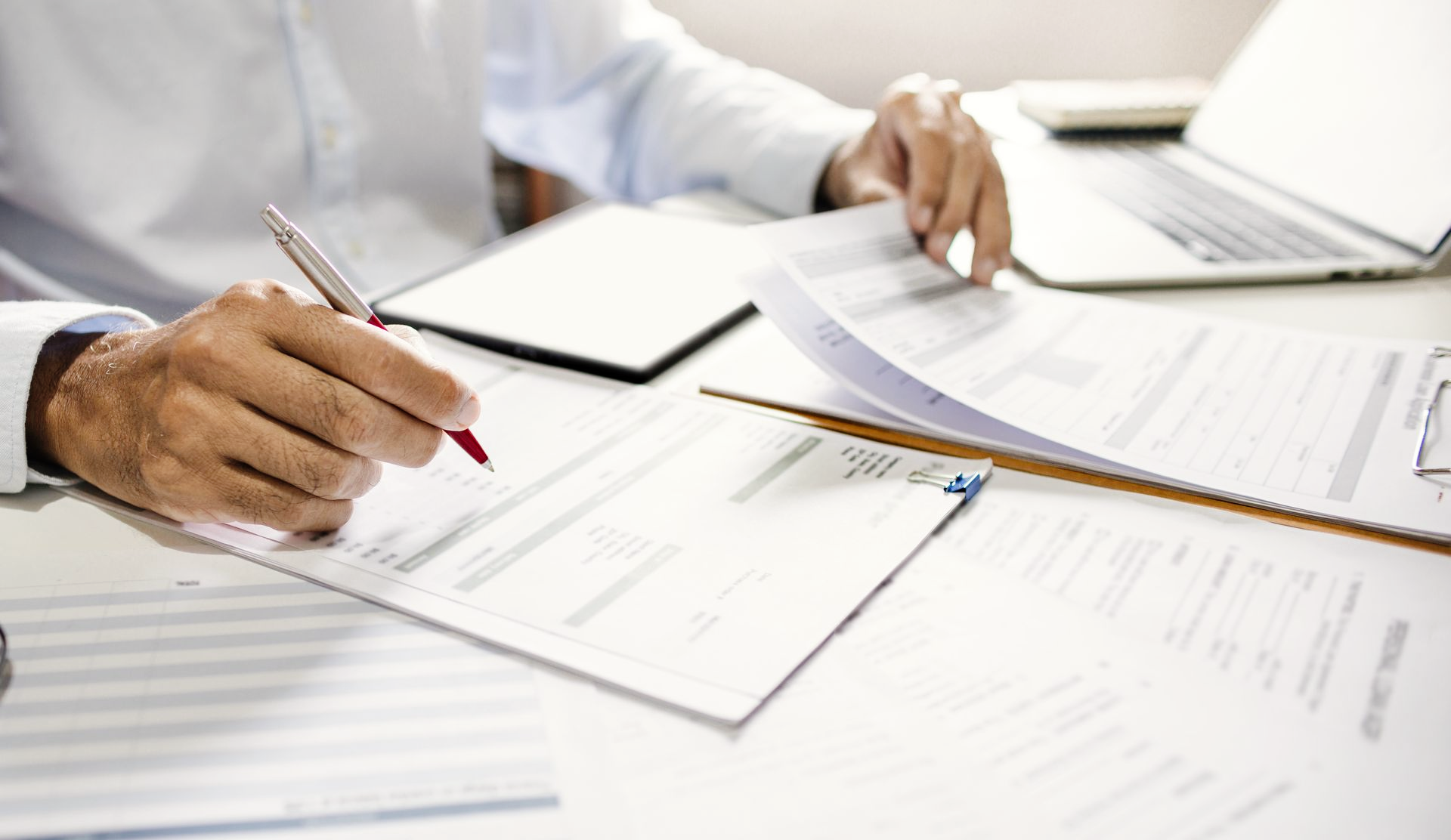 Main appuyant sur une touche de clavier étiquetée Fonctionnaires avec une icône de dossier.