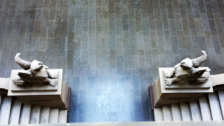 Vers page droit pénal Statues décoratives dans le palais de justice de Strasbourg
