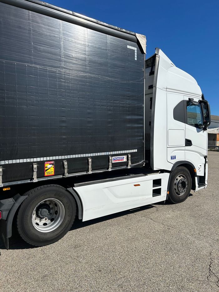 Un camion blanc et noir