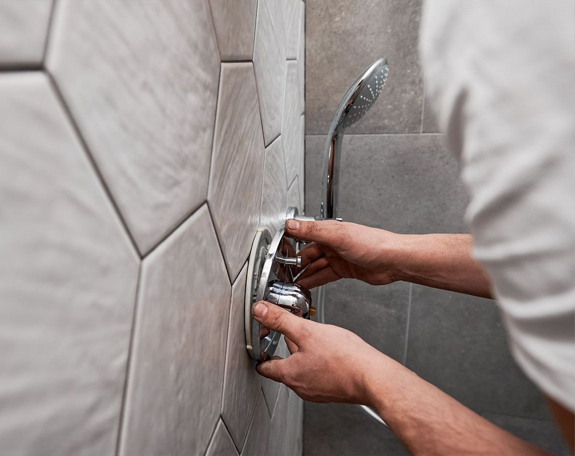 Travaux de plomberie dans une salle de bains