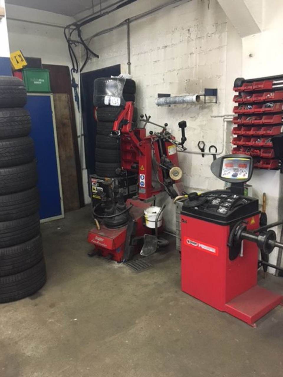 Maschine in der Werkstatt der Carrosserie W. Schoch GmbH