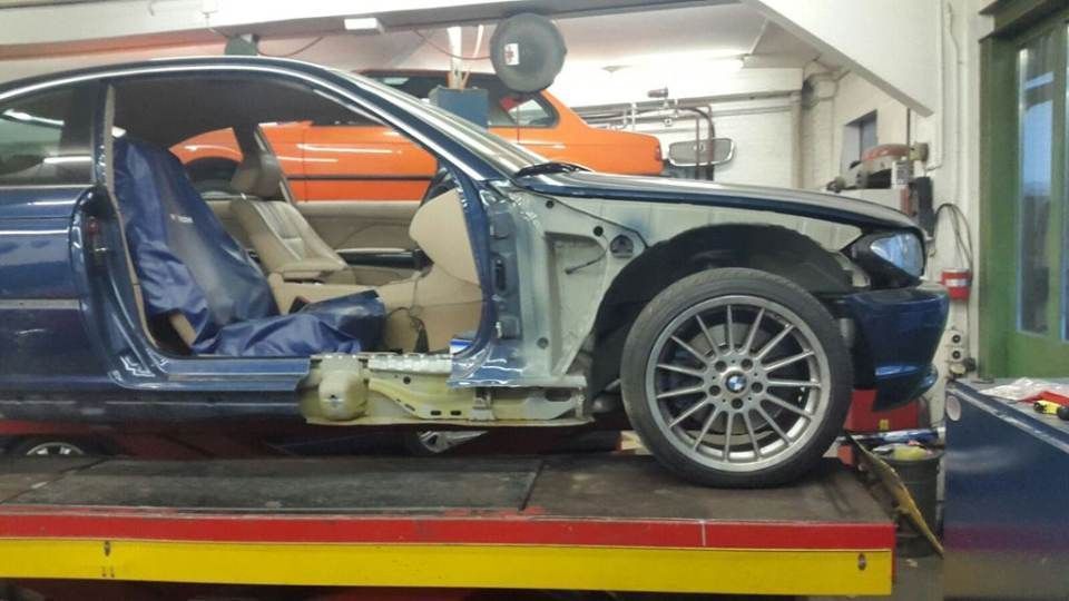 Auto wird repariert, Carrosserie W. Schoch GmbH