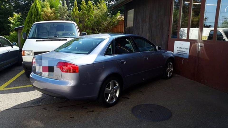 Auto vor der Werkstatt der Carrosserie W. Schoch GmbH