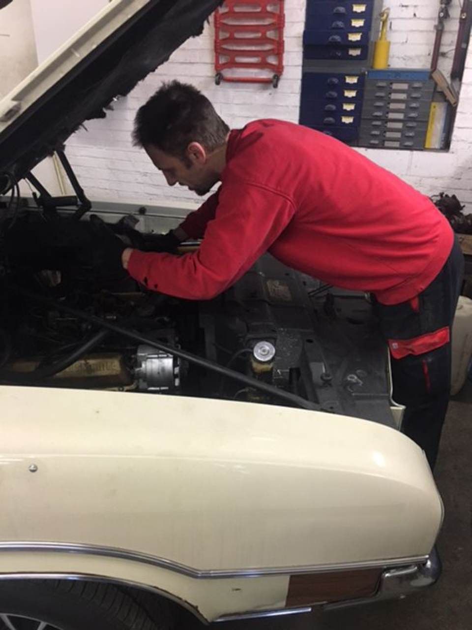 Mitarbeiter der Carrosserie W. Schoch GmbH bei der Arbeit