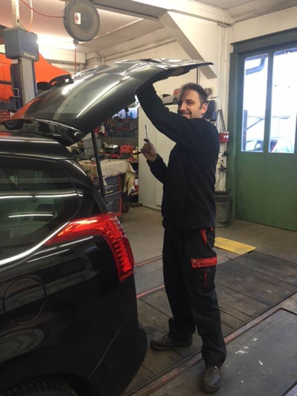 Mitarbeiter der Carrosserie W. Schoch GmbH bei der Arbeit