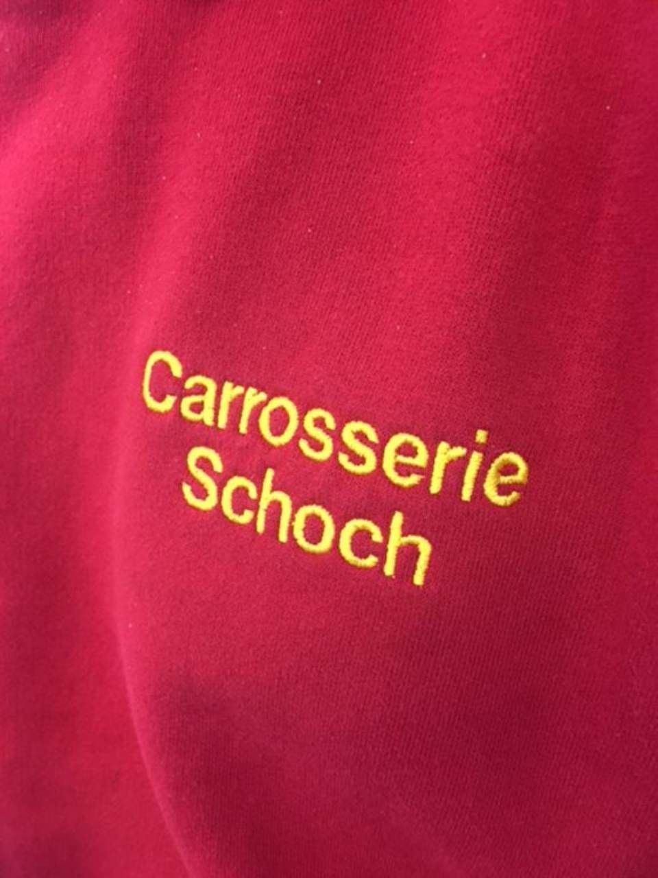 "Carrosserie Schoch" auf Kleidungsstück, Carrosserie W. Schoch GmbH
