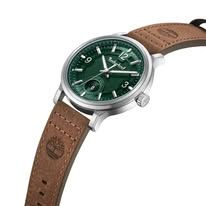 Um relógio Timberland com pulseira de couro marrom e mostrador verde.