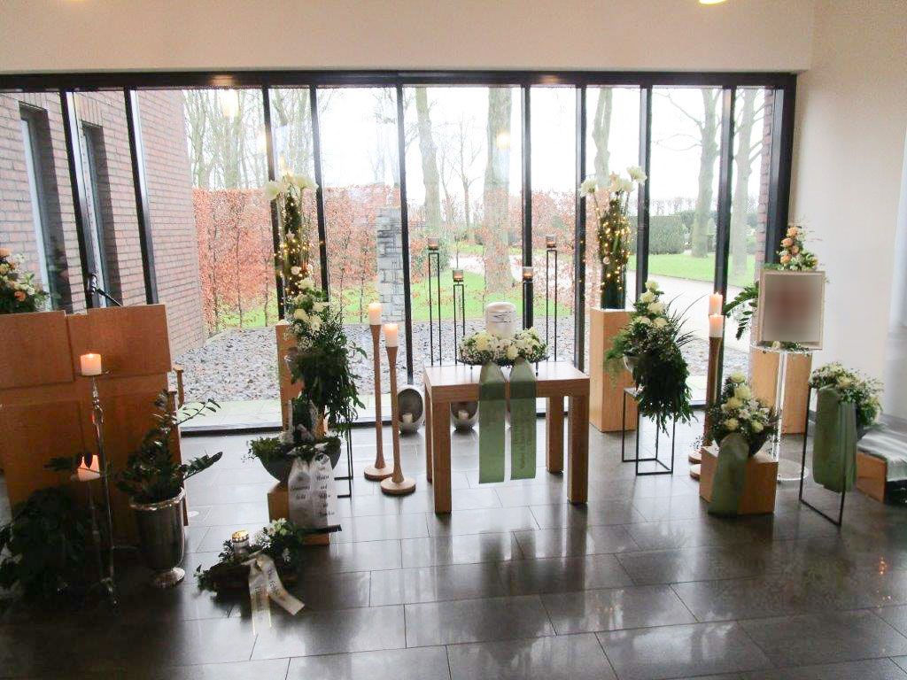 ein Raum mit vielen Fenstern und Blumen und Kerzen - Bestattungen Vornholt in Borken-Burlo
