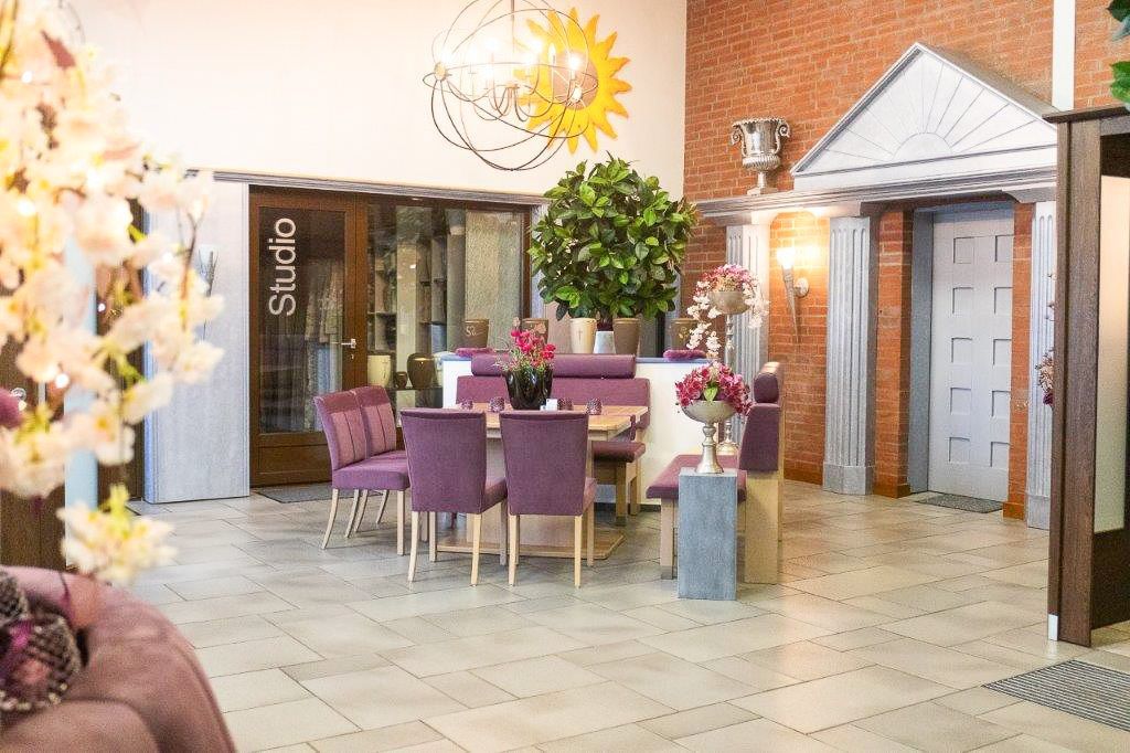 ein Wohnzimmer mit lila Stühlen und einem Tisch - Bestattungen Vornholt in Borken-Burlo