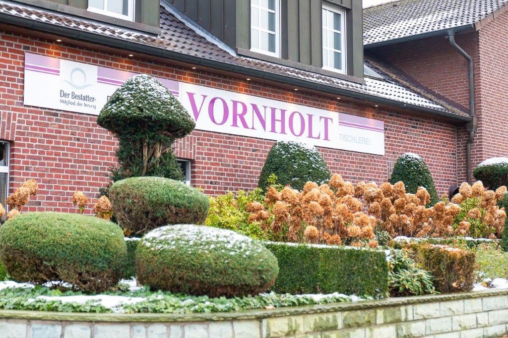 vornholt ist ein Backsteingebäude mit einem Garten davor - Bestattungen Vornholt in Borken-Burlo