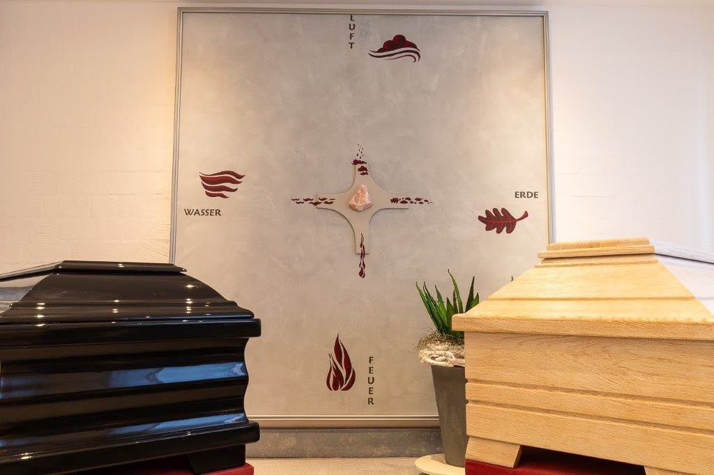 ein Raum mit zwei Totenkisten und einem Gemälde an der Wand - Bestattungen Vornholt in Borken-Burlo