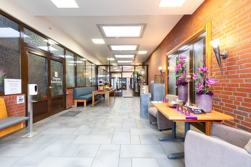 ein langer Flur mit Stühlen und Tischen in einem Gebäude - Bestattungen Vornholt in Borken-Burlo