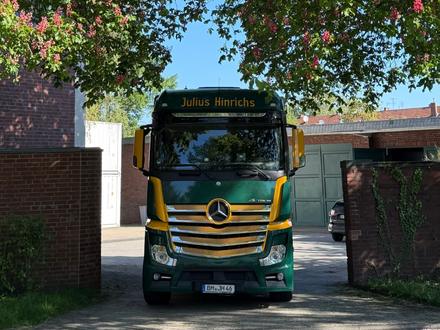 Ein Besen und ein Seil hängen an einer Wand