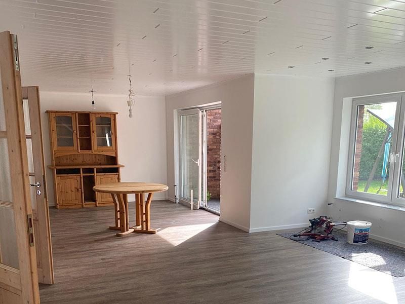 In der mitte des raumes steht ein tisch.