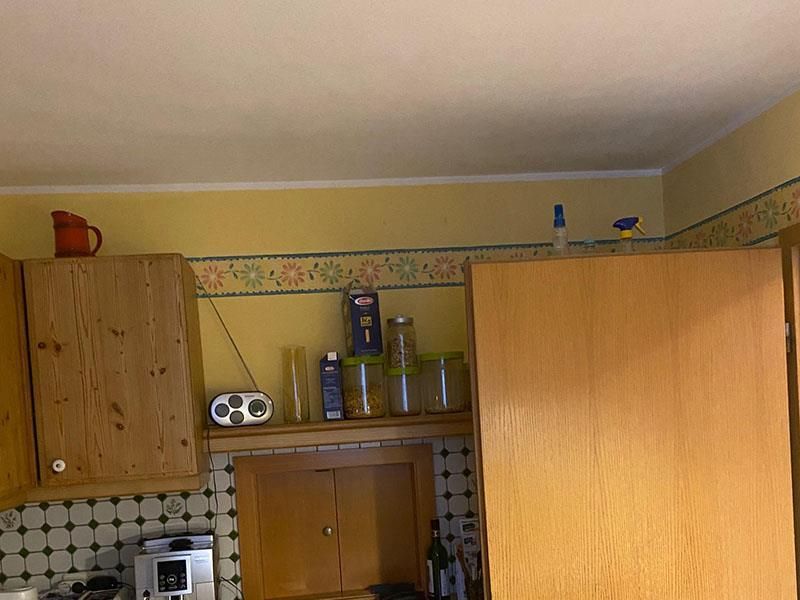 Eine Küche mit Holzschränken und gelben Wänden