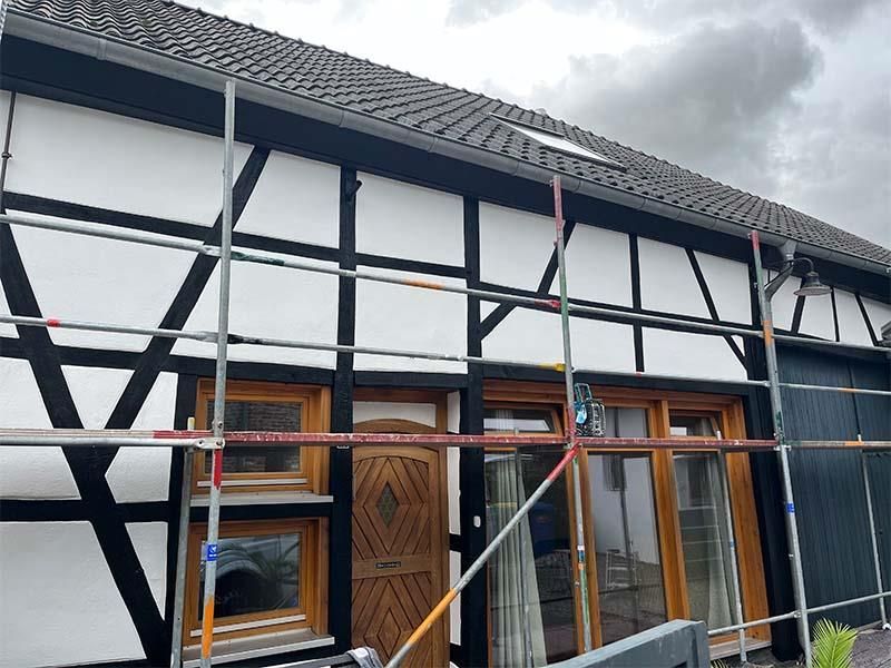 Ein Haus mit einem Gerüst an der Seite.