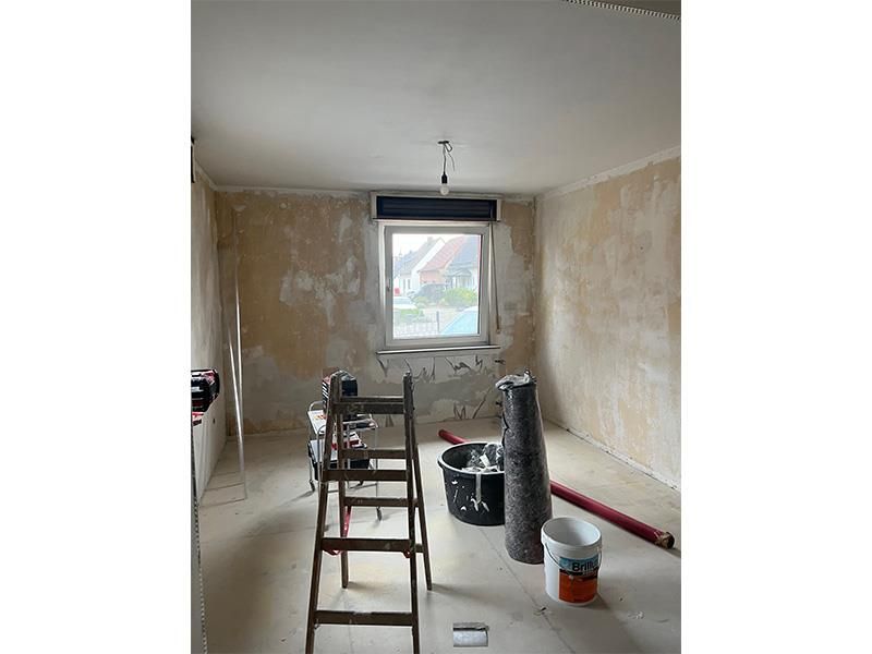 In der mitte des raumes steht eine leiter.