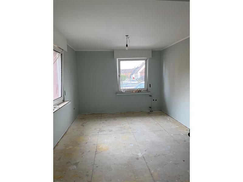 In der Mitte des Zimmers ist ein Fenster.