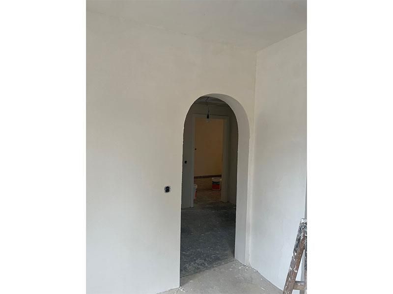 In der ecke des zimmers steht eine leiter.