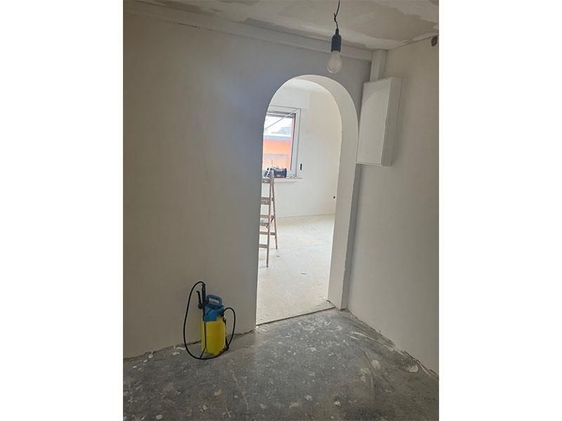 Eine gelbe Sprühflasche steht in einem Raum neben einer Tür.