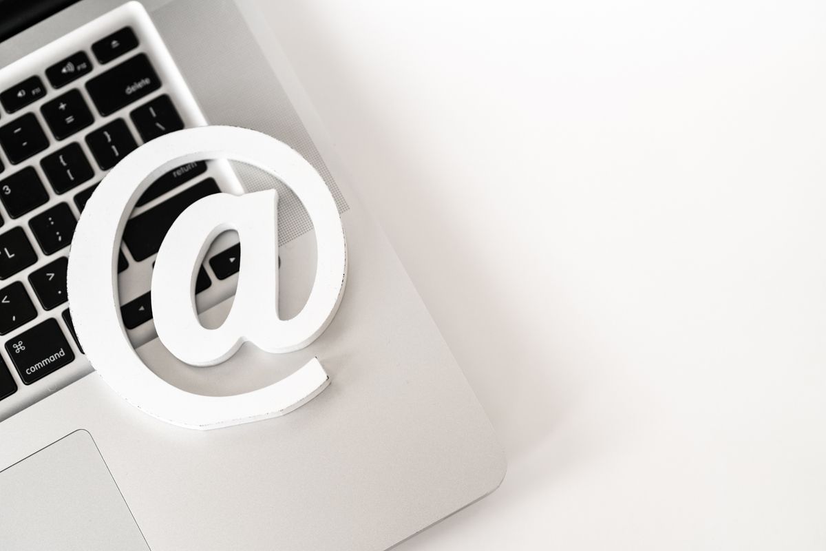 Auf einer Laptoptastatur befindet sich ein weißes „At-Zeichen“.