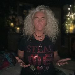 Eine Frau mit blonden Haaren trägt ein schwarzes T-Shirt mit der Aufschrift „Steal the Show“