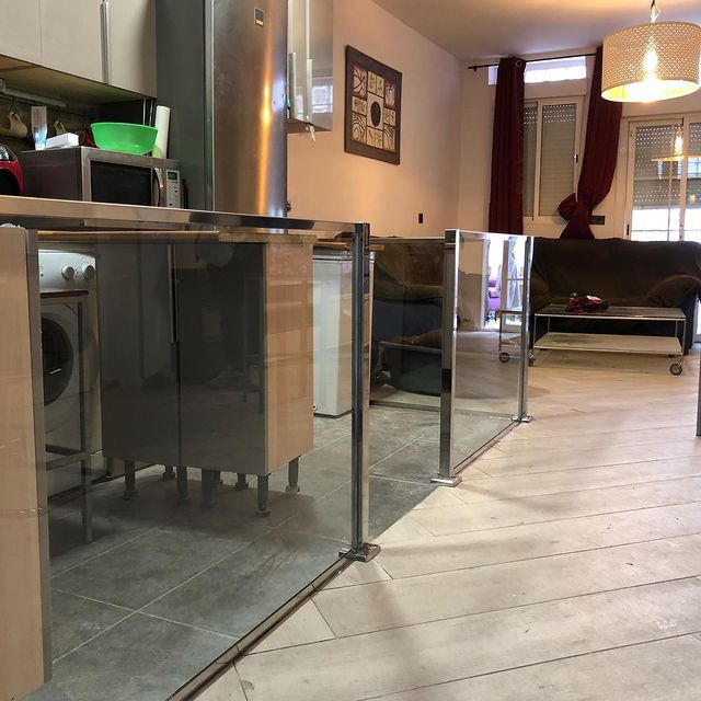 Una sala de estar con un sofá y un refrigerador.