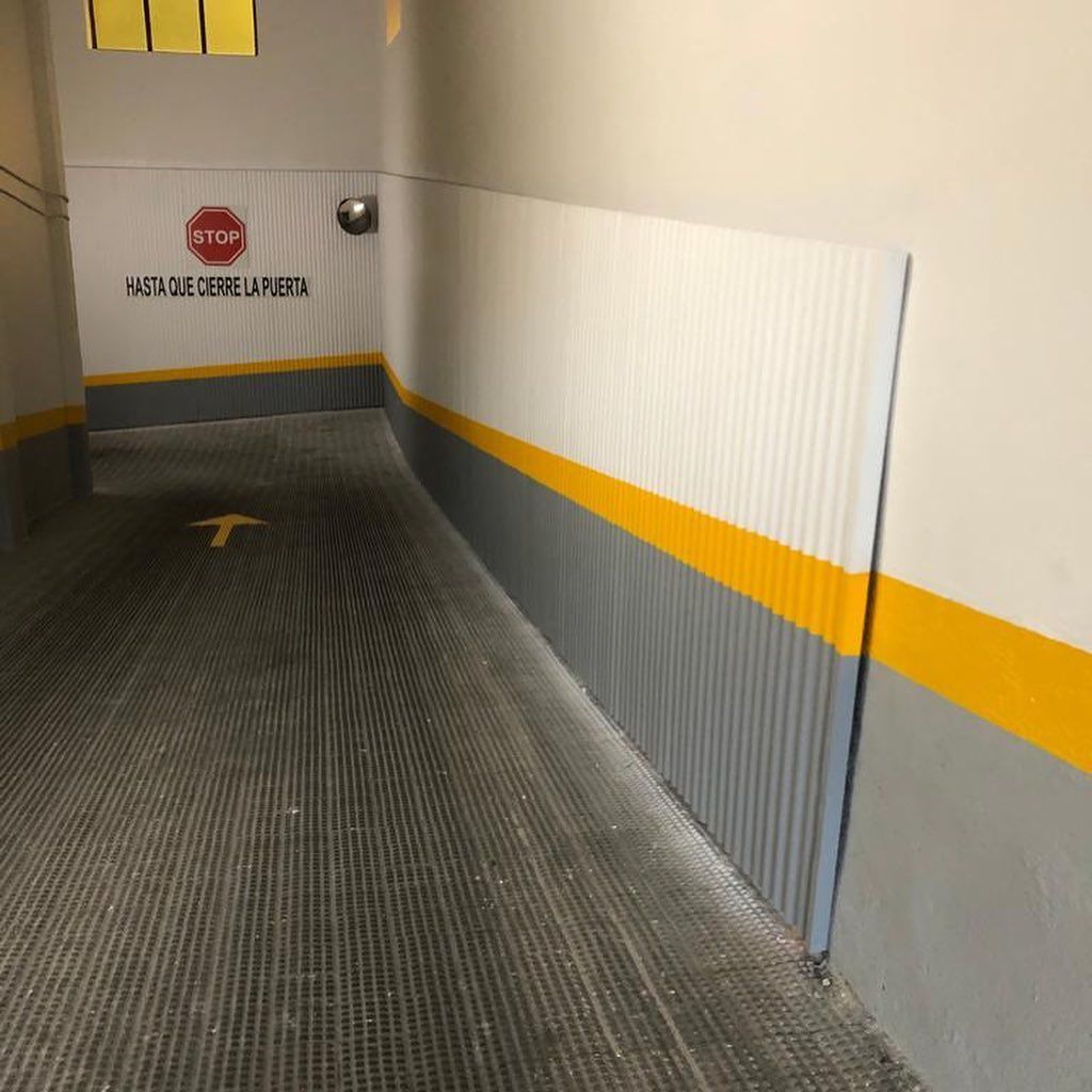 Un estacionamiento con una señal de stop en la pared