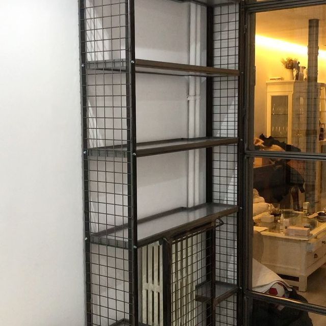 Hay un reflejo de una persona en el espejo detrás de los estantes.