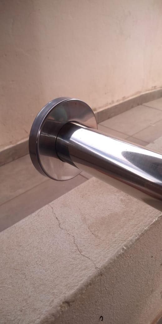 Un primer plano de una barandilla de acero inoxidable en una escalera.